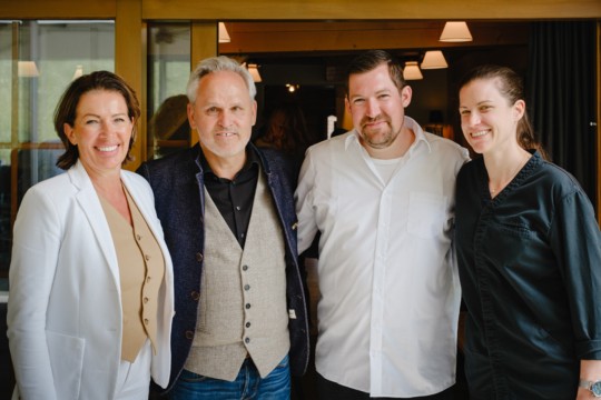 Natalie-Fink_Gesch&auml;ftsf&uuml;hrerin-Grossen-Immobilien-AG_Urs-Grossen-Besitzer-L&ouml;chlibad-Christoph-Fankhauser-Vanessa-Lenherr_Gastgeber-Top