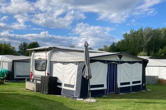 Bild Wohnwagen mit Saisonplatz