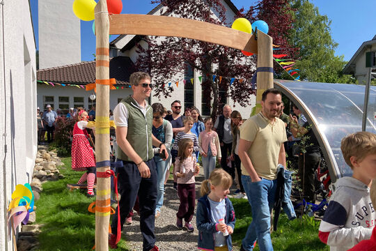 Gross und Klein freuten sich &uuml;ber den neuen Spileplatz