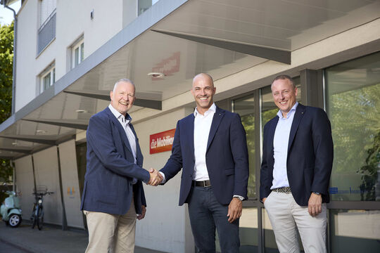 M&uuml;nsingen: (von links) Rolf Hofmann, Simon Jampen und Manuel Stauffer vor der Agentur in M&uuml;nsingen.