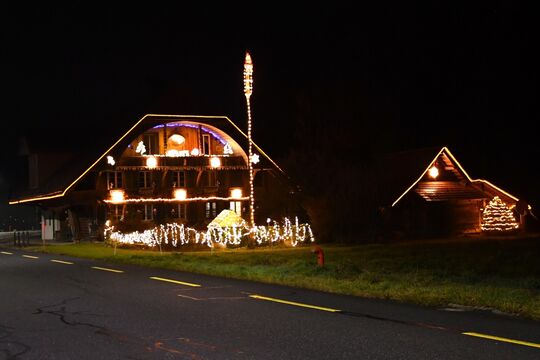 Bild Das Haus leuchtet wie ein Lebkuchenhaus