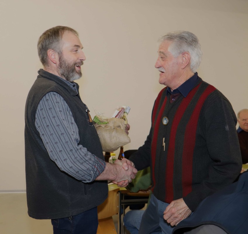 Urs W&uuml;thrich (Verbandspr&auml;sident und OK-Pr&auml;sident gratuliert Peter Kobel  (Bowil) zum Kategoriensieg